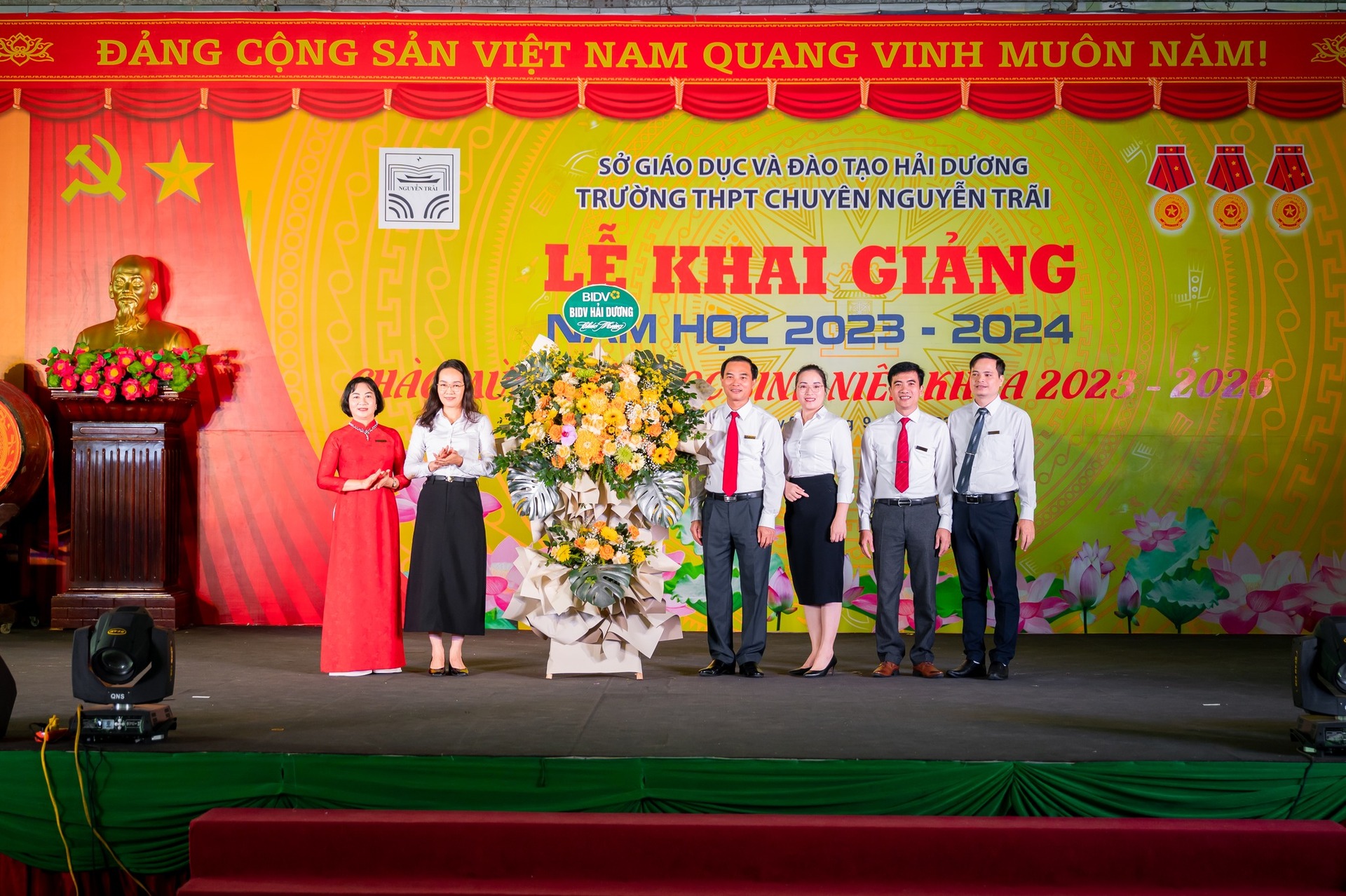 Nhấn để phóng to